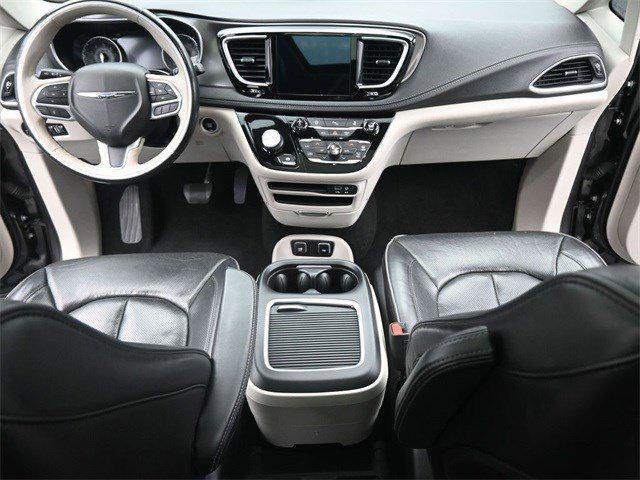 Photo of 2019 Granite Crystal Metallic Clearcoat Chrysler Pacifica