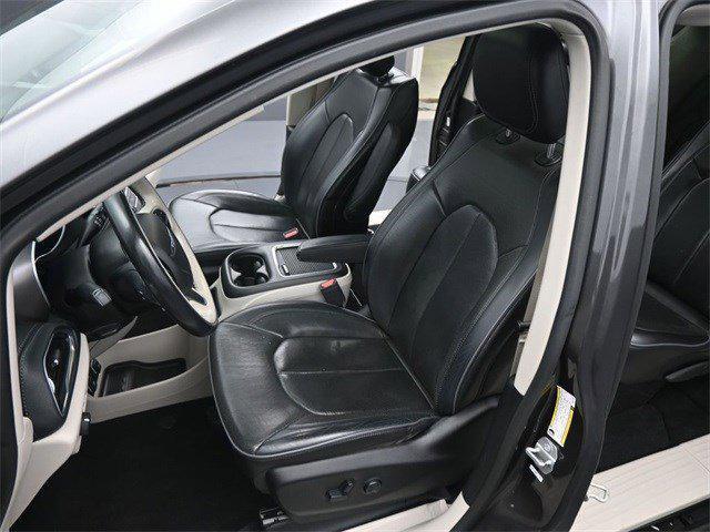 Photo of 2019 Granite Crystal Metallic Clearcoat Chrysler Pacifica