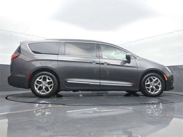 Photo of 2019 Granite Crystal Metallic Clearcoat Chrysler Pacifica