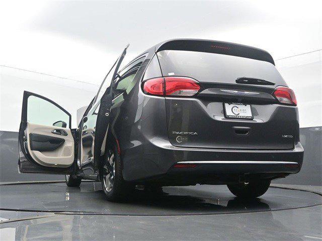 Photo of 2019 Granite Crystal Metallic Clearcoat Chrysler Pacifica