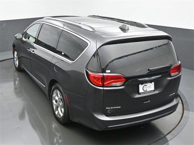 Photo of 2019 Granite Crystal Metallic Clearcoat Chrysler Pacifica