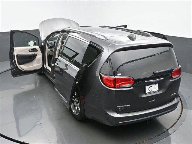 Photo of 2019 Granite Crystal Metallic Clearcoat Chrysler Pacifica