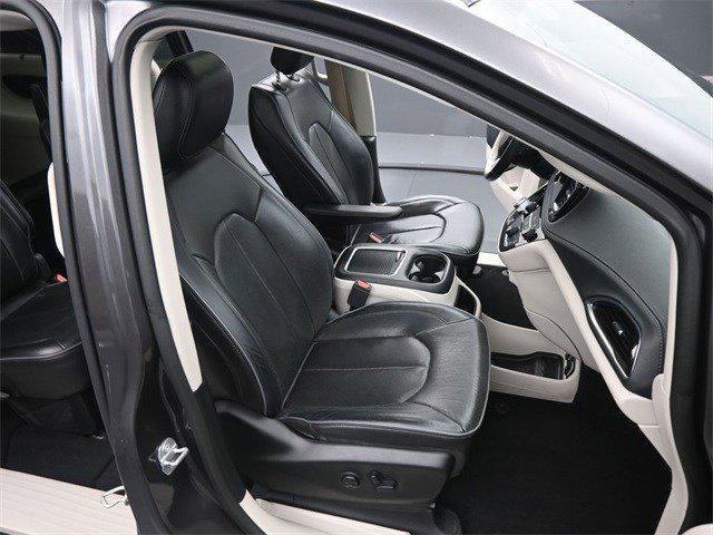 Photo of 2019 Granite Crystal Metallic Clearcoat Chrysler Pacifica