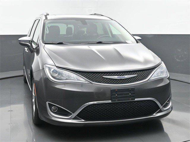 Photo of 2019 Granite Crystal Metallic Clearcoat Chrysler Pacifica