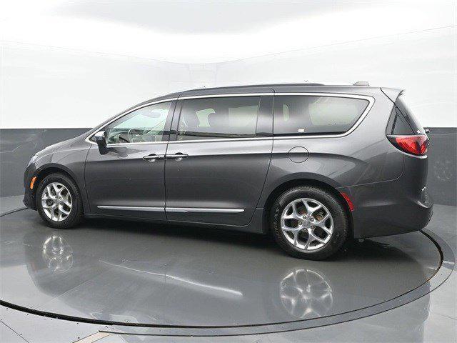 Photo of 2019 Granite Crystal Metallic Clearcoat Chrysler Pacifica