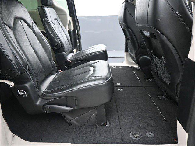 Photo of 2019 Granite Crystal Metallic Clearcoat Chrysler Pacifica