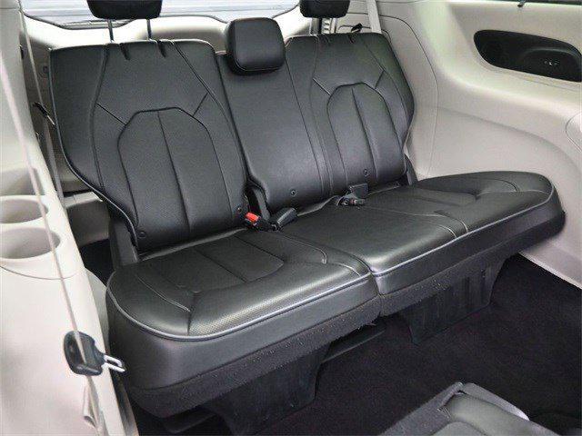 Photo of 2019 Granite Crystal Metallic Clearcoat Chrysler Pacifica