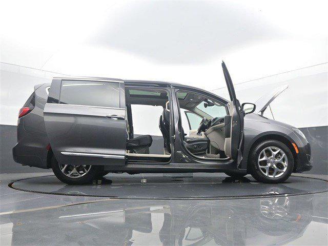 Photo of 2019 Granite Crystal Metallic Clearcoat Chrysler Pacifica