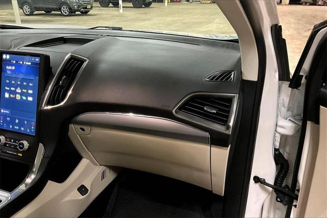 Photo of 2021 White Metallic Ford Edge