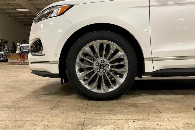 Photo of 2021 White Metallic Ford Edge