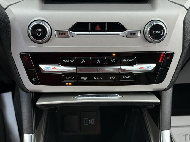 Photo of 2023 White Ford Explorer