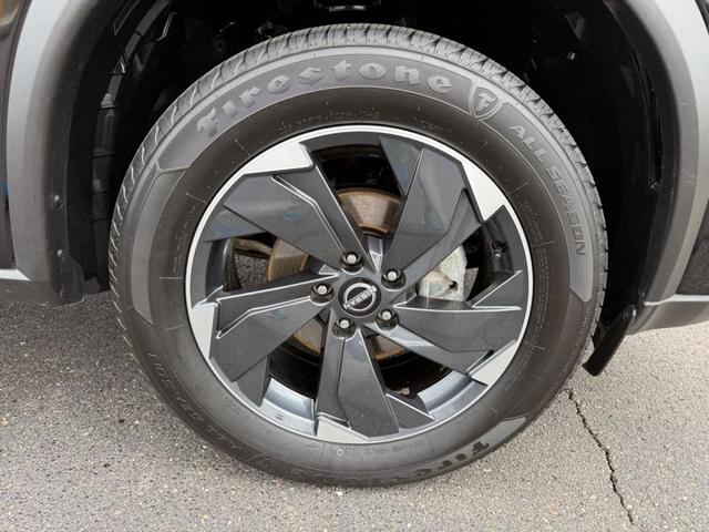 Photo of 2024 Black Nissan Rogue