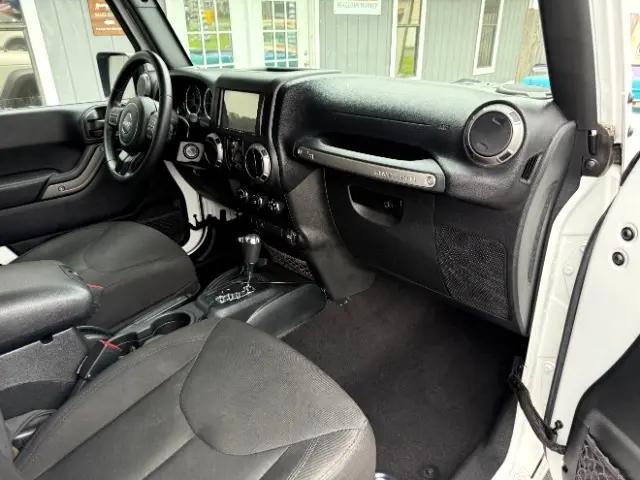 Photo of 2016 Bright White Clearcoat Jeep Wrangler Unlimited