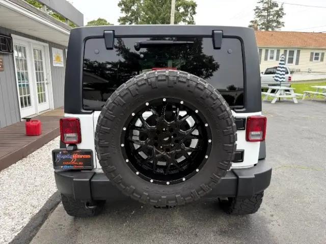 Photo of 2016 Bright White Clearcoat Jeep Wrangler Unlimited