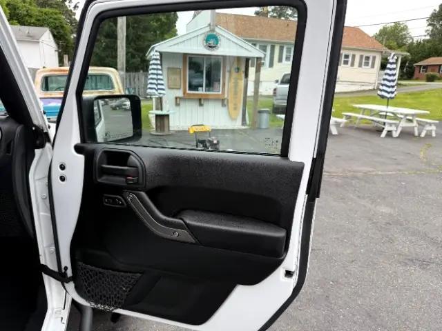 Photo of 2016 Bright White Clearcoat Jeep Wrangler Unlimited
