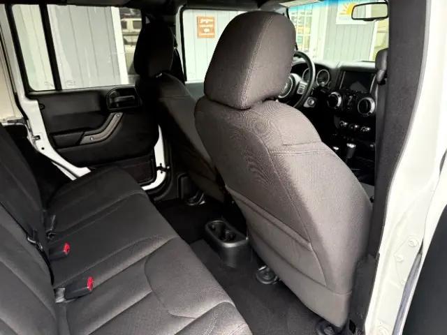 Photo of 2016 Bright White Clearcoat Jeep Wrangler Unlimited