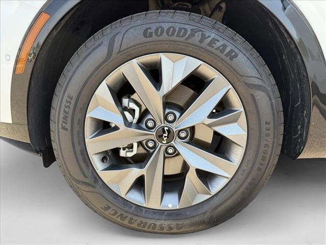 Photo of 2025 Snow White Pearl Kia Sportage Hybrid
