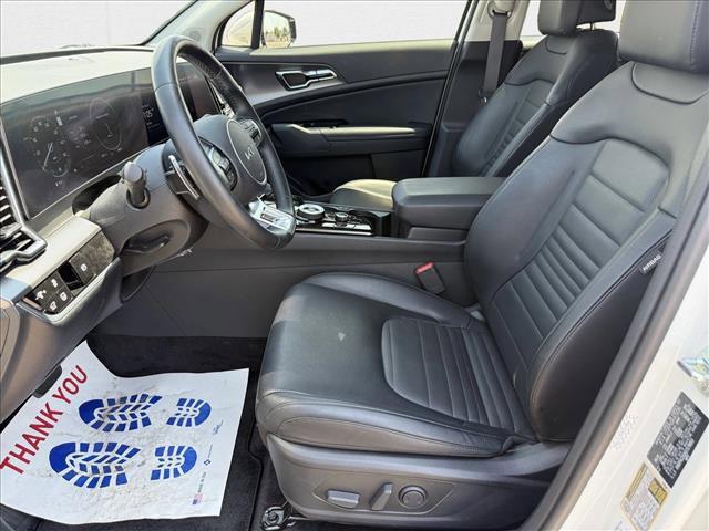 Photo of 2025 Snow White Pearl Kia Sportage Hybrid