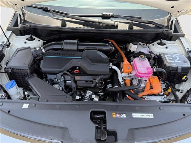 Photo of 2025 Snow White Pearl Kia Sportage Hybrid