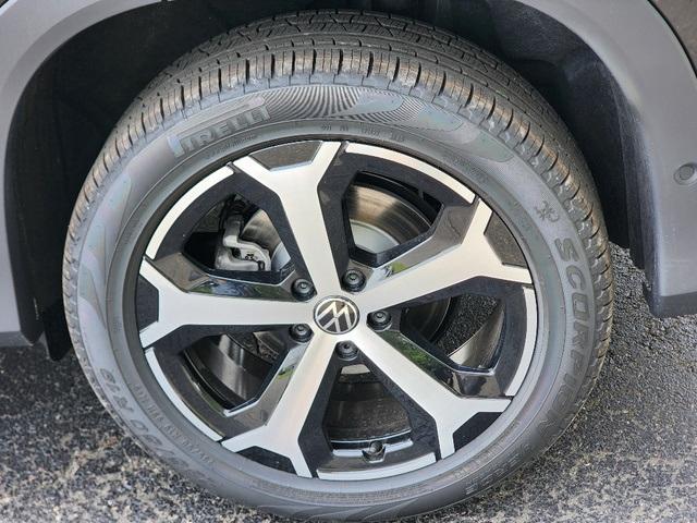 Photo of 2025 Deep Black Pearl Effect Volkswagen Tiguan