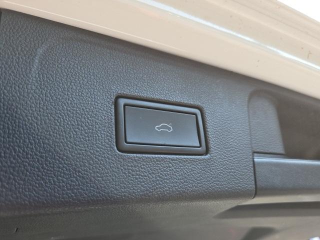 Photo of 2021 Pure White Volkswagen Atlas