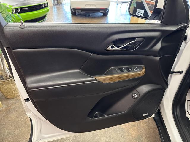Photo of 2018 Summit White GMC Acadia