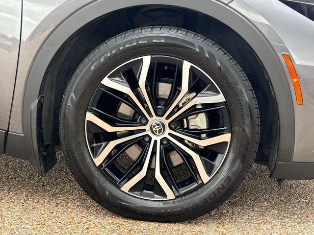 Photo of 2023 Magnetic Gray Metallic Toyota Crown