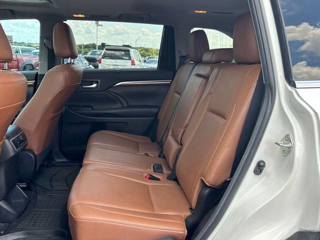 Photo of 2019 Blizzard Pearl Toyota Highlander