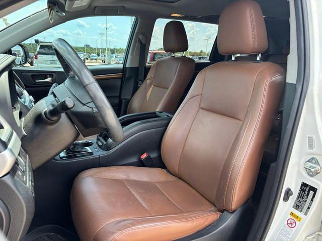 Photo of 2019 Blizzard Pearl Toyota Highlander