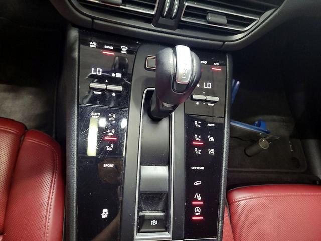 Photo of 2022 Black Porsche Macan