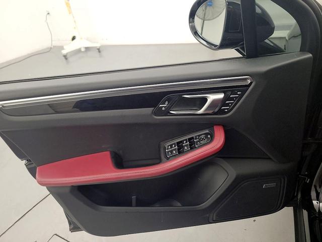 Photo of 2022 Black Porsche Macan