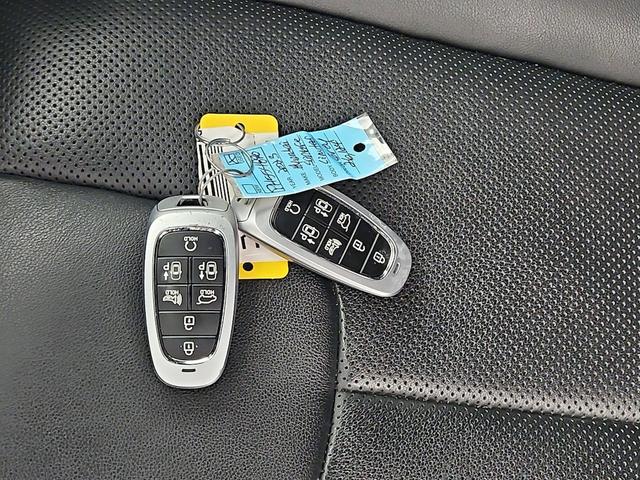 Photo of 2023 Gray Hyundai SANTA FE