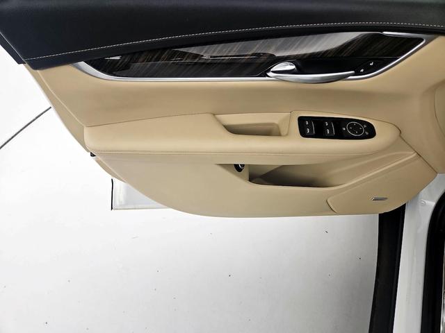 Photo of 2018 White Cadillac XT5