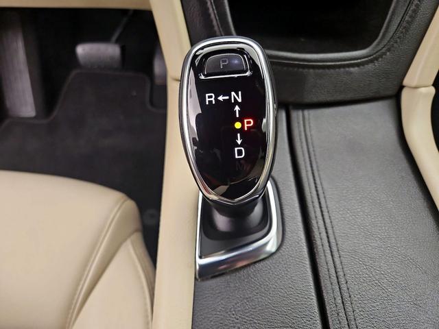 Photo of 2018 White Cadillac XT5