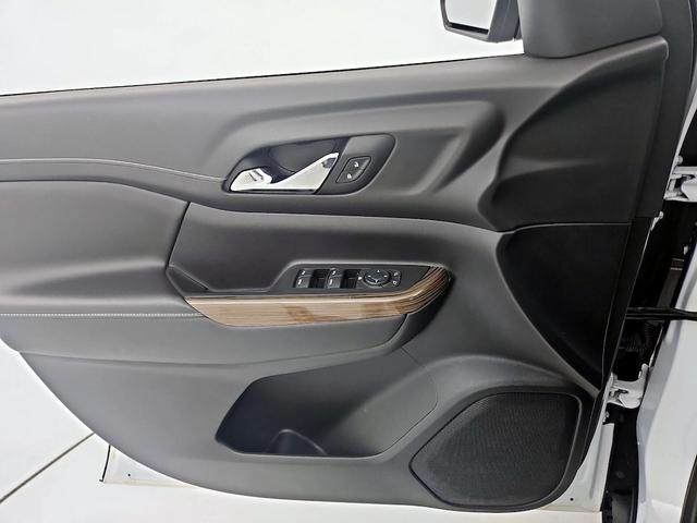 Photo of 2021 White GMC Acadia