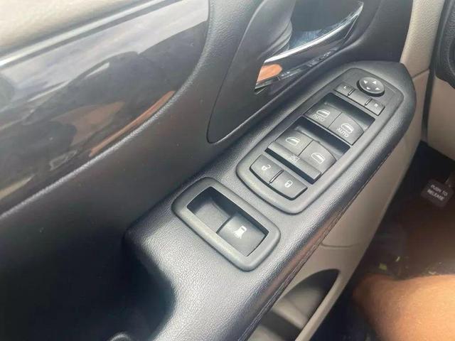 Photo of 2020 Brilliant Black Crystal Pearlcoat Dodge Grand Caravan