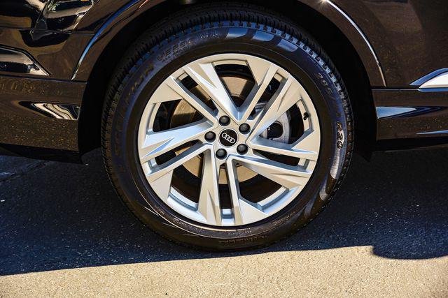 Photo of 2021 Black Audi Q7