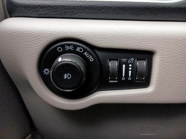 Photo of 2022 Gray Chrysler Pacifica