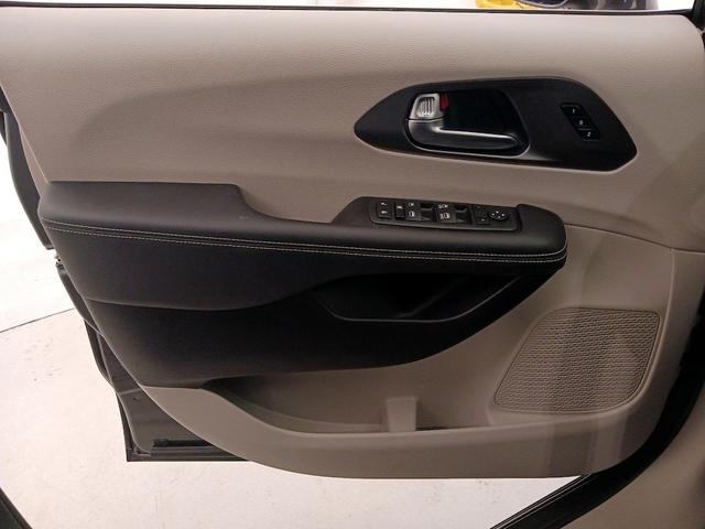 Photo of 2022 Gray Chrysler Pacifica