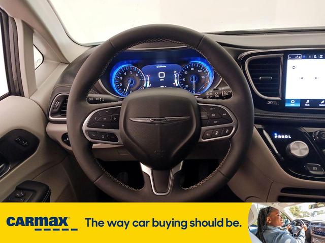 Photo of 2022 Gray Chrysler Pacifica
