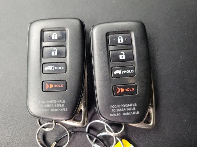 Photo of 2022 White Lexus RX 350