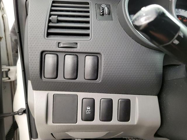 Photo of 2015 White Toyota Tacoma