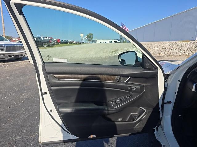 Photo of 2018 Platinum White Pearl Honda Accord