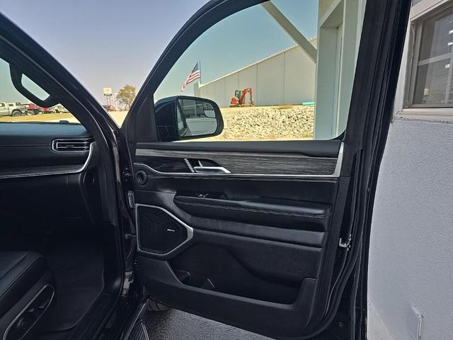Photo of 2024 Diamond Black Crystal Pearlcoat Jeep Wagoneer L