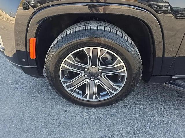 Photo of 2024 Diamond Black Crystal Pearlcoat Jeep Wagoneer L