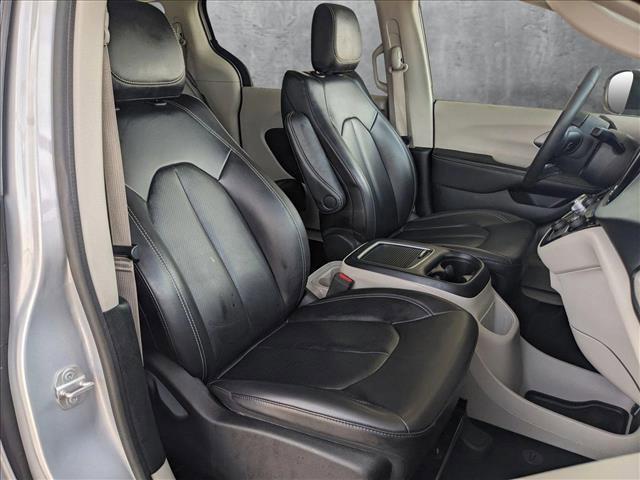 Photo of 2023 Silver Mist Clearcoat Chrysler Pacifica