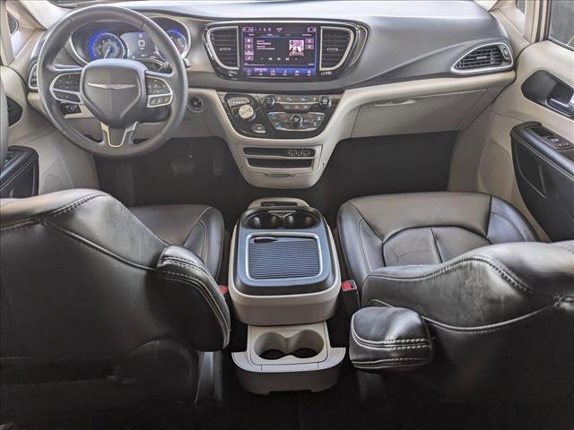 Photo of 2023 Silver Mist Clearcoat Chrysler Pacifica
