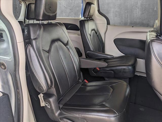 Photo of 2023 Silver Mist Clearcoat Chrysler Pacifica