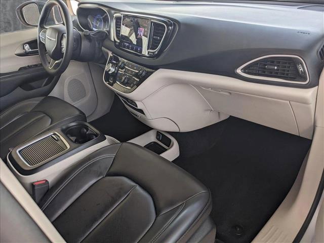 Photo of 2023 Silver Mist Clearcoat Chrysler Pacifica