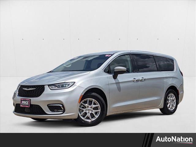 Photo of 2023 Silver Mist Clearcoat Chrysler Pacifica